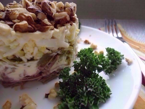 Очень вкусный салат с мясом, чесноком и орехами