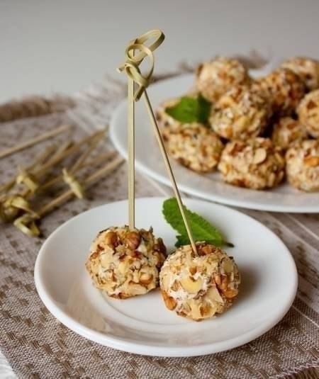 Закуска из сыра с грецкими орехами Закуска из сыра с грецкими орехами