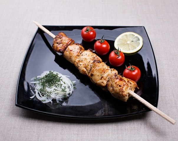 Шашлык из курицы в чесночно‑луковом маринаде. Шашлык из курицы в чесночно‑луковом маринаде.