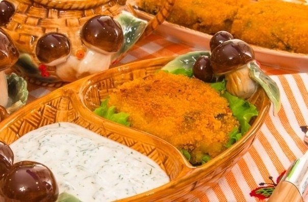 Картофельно-грибные котлеты со сметанным соусом Картофельно-грибные котлеты со сметанным соусом