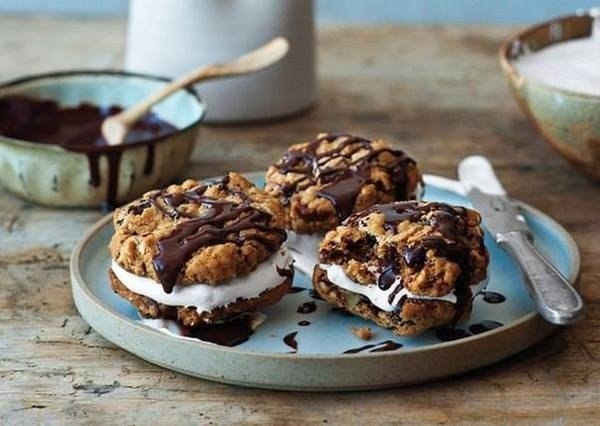 Печенья с шоколадной крошкой, маршмеллоус и шоколадным соусом! Печенья с шоколадной крошкой, маршмеллоус и шоколадным соусом!
