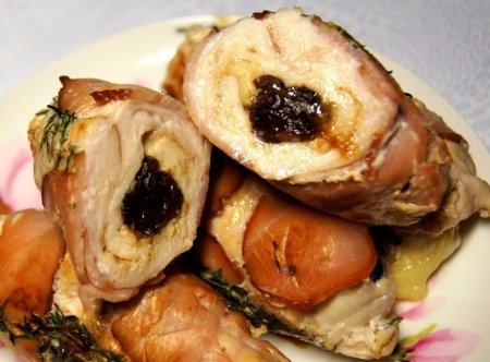 Куриные рулетики с сыром и черносливом Куриные рулетики с сыром и черносливом