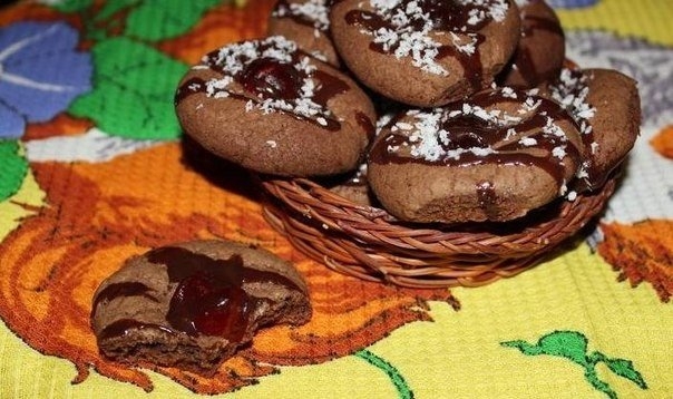 Шоколадное печенье с сушеной вишней Шоколадное печенье с сушеной вишней