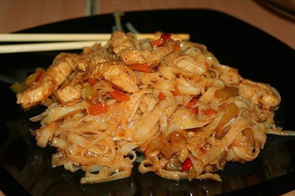 Филе индейки с рисовой лапшой, овощами и соусом терияки.