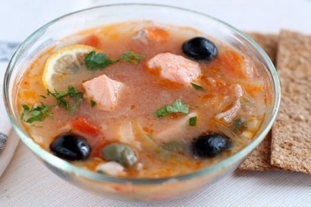Рыбная солянка с семгой и зеленью