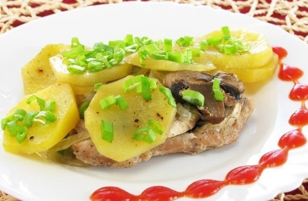 Свинина с грибами и картофелем, запеченная в фольге