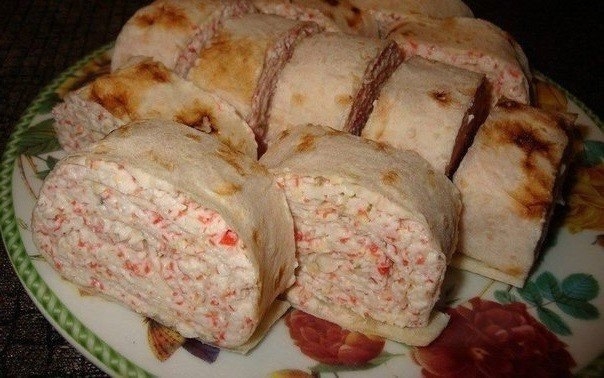 Рулетики с крабами.
