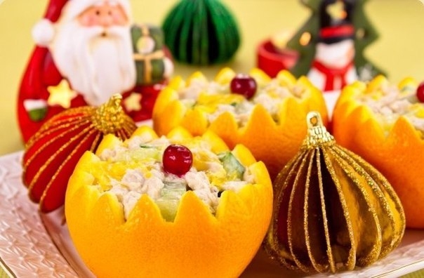 Новогодний салат с курицей и огурцами в апельсиновых креманках Новогодний салат с курицей и огурцами в апельсиновых креманках