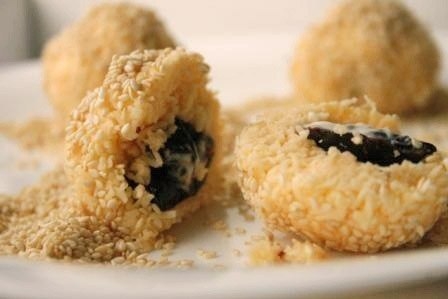 Сырные шарики с черносливом в кунжуте Сырные шарики с черносливом в кунжуте