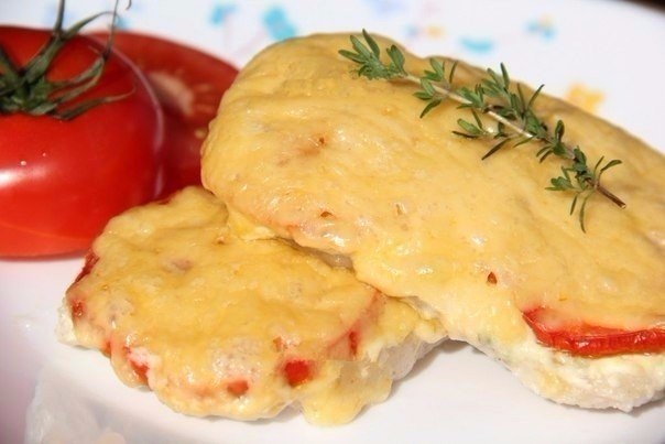 СВИНИНА, ЗАПЕЧЕННАЯ С ПОМИДОРАМИ И СЫРОМ