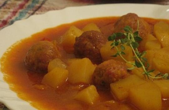 Картофель тушеный с мясными фрикадельками Картофель тушеный с мясными фрикадельками