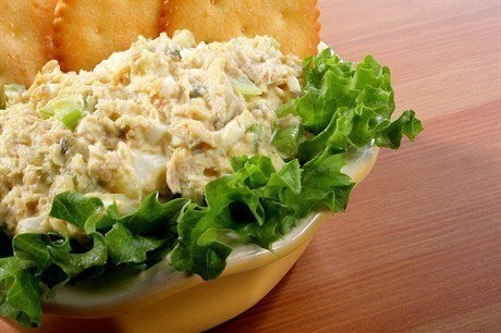 Салат с рыбой и сухариками Салат с рыбой и сухариками