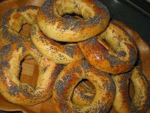 Готовим вкусные домашние бублики с маковой и кунжутной посыпкой к чаю. Готовим вкусные домашние бублики с маковой и кунжутной посыпкой к чаю.