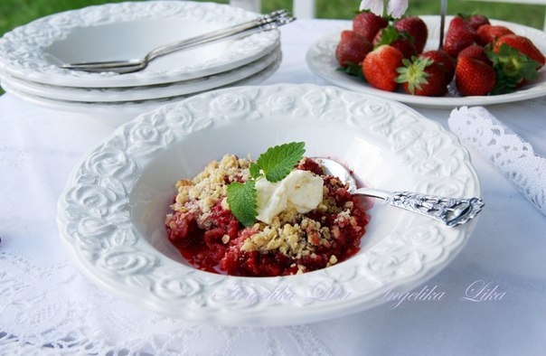 Крамбл с клубникой и ревенем Крамбл с клубникой и ревенем