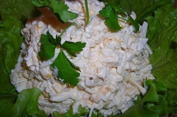 Салат с кальмарами ,сыром и кукурузой Салат с кальмарами ,сыром и кукурузой