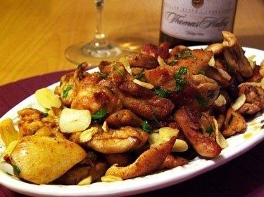 Жареные куриные бедрышки с хрустящими чесночными чипсами Жареные куриные бедрышки с хрустящими чесночными чипсами
