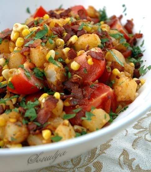 Картофель с кукурузой и помидорами