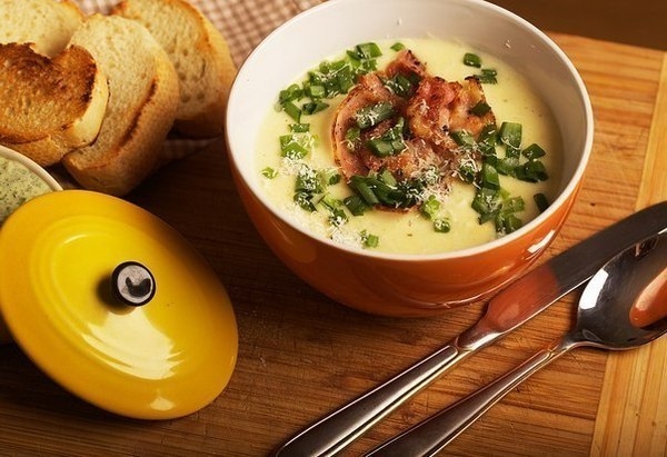 Картофельный крем -суп с беконом и пармезаном и гренками с зеленым маслом Картофельный крем -суп с беконом и пармезаном и гренками с зеленым маслом