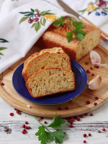 Кекс с пармезаном, чесноком и ароматными травами. Кекс с пармезаном, чесноком и ароматными травами.