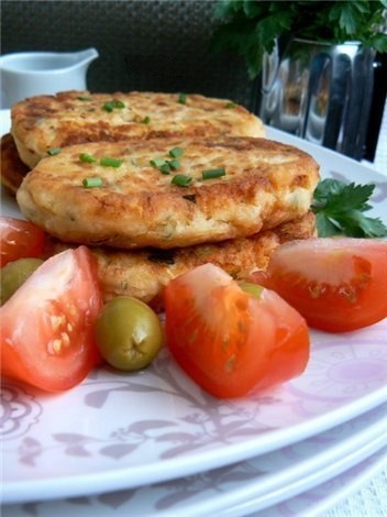Картофельно-рыбные котлеты со сметанным соусом Картофельно-рыбные котлеты со сметанным соусом