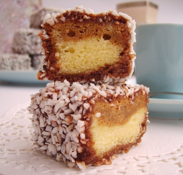 Домашнее пирожное Mocha Lamingtons Домашнее пирожное Mocha Lamingtons