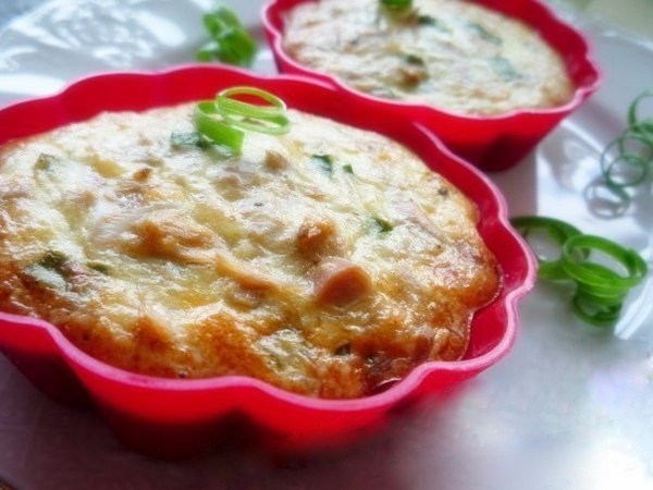 Мини омлеты с тунцом и зеленым луком (на завтрак) Мини омлеты с тунцом и зеленым луком (на завтрак)