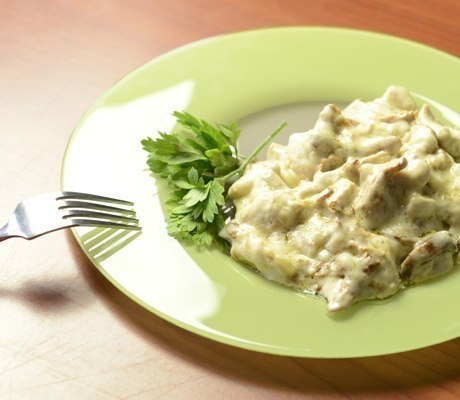 Лисички с куриным филе в сливочном соусе