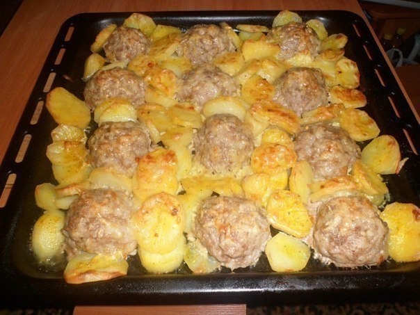 Мясные "ежики" с картошкой и сыром.