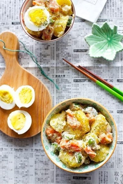 Теплый картофельный салат с яйцом Теплый картофельный салат с яйцом