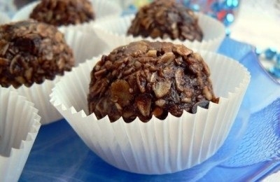 Конфеты из овсяных хлопьев с финиками и орехами Конфеты из овсяных хлопьев с финиками и орехами