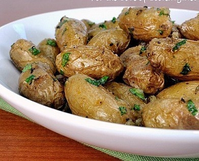 Картофель в мундире с чесноком и пряными травами Картофель в мундире с чесноком и пряными травами