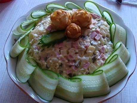 Салат оливье с мясом и свежими огурцами Салат оливье с мясом и свежими огурцами