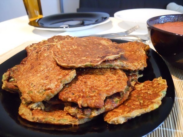 Котлеты из баклажанов и кабачков с соусом Котлеты из баклажанов и кабачков с соусом