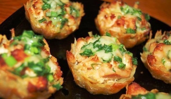 Тарталетки из картофеля с куриным филе под чесночно-сырным соусом. Филе курицы - 700 гр Тарталетки из картофеля с куриным филе под чесночно-сырным соусом. Филе курицы - 700 гр