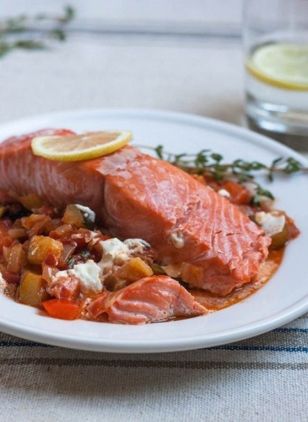 Запеченный лосось с овощами рататуй