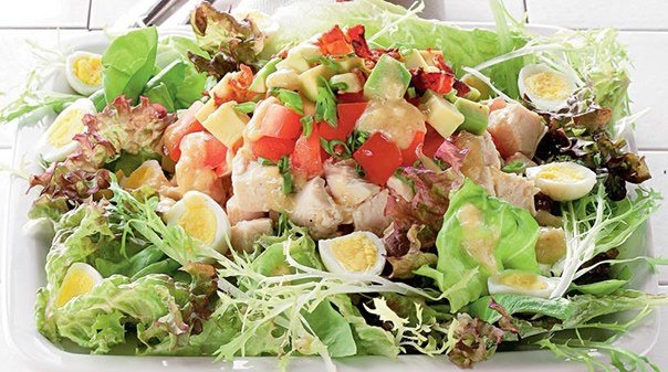 Голливудский салат с курицей и беконом Голливудский салат с курицей и беконом