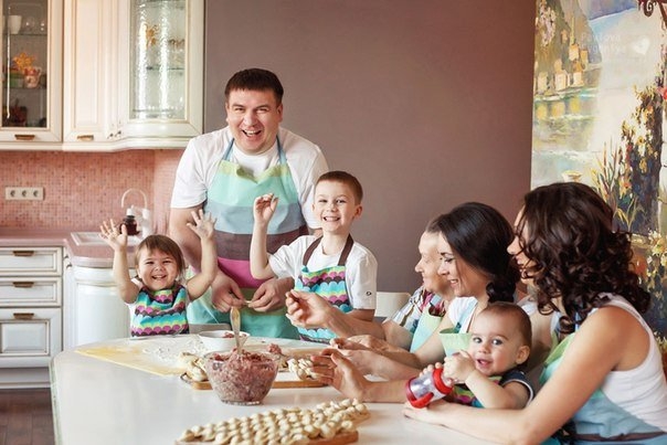 ЛЕПИМ ПЕЛЬМЕНИ ВСЕЙ СЕМЬЁЙ ЛЕПИМ ПЕЛЬМЕНИ ВСЕЙ СЕМЬЁЙ