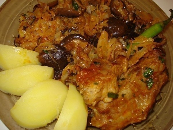 Свинина, тушёная с грибами и капустой