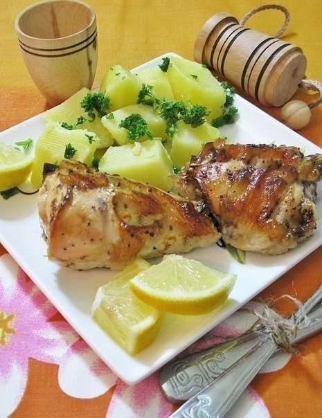 Курица, запеченная с лимоном. Курица, запеченная с лимоном.