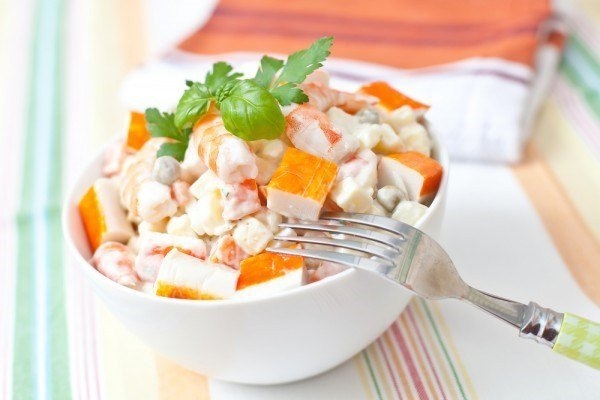 Салат с крабовыми палочками, горошком и креветками Салат с крабовыми палочками, горошком и креветками
