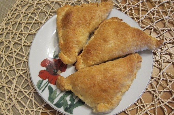 БЫСТРЫЕ ПИРОЖКИ С КУРИЦЕЙ ИЗ СЛОЁНОГО ТЕСТА. БЫСТРЫЕ ПИРОЖКИ С КУРИЦЕЙ ИЗ СЛОЁНОГО ТЕСТА.
