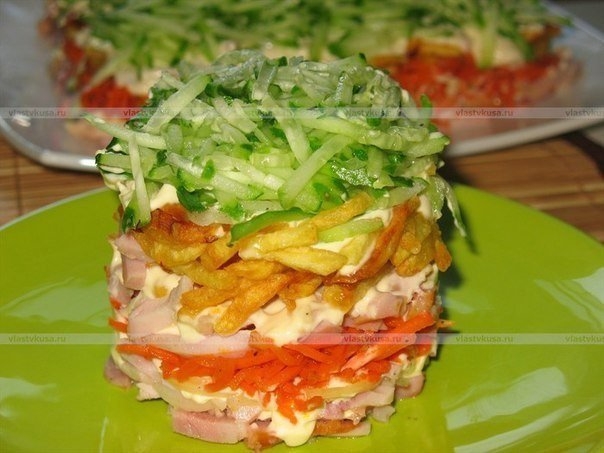 Слоеный салат с курицей и картофелем. Слоеный салат с курицей и картофелем.