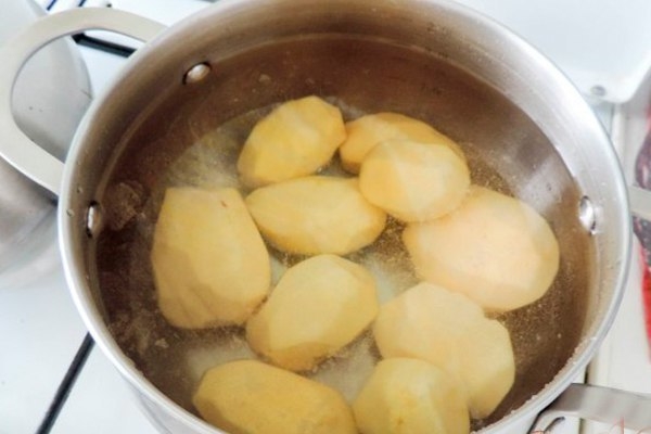 Картофельная запеканка с курицей под сметанным соусом. Картофельная запеканка с курицей под сметанным соусом.