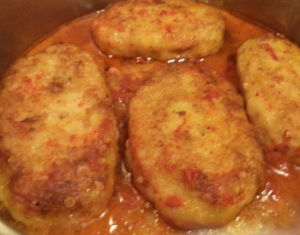 Рыбные котлеты под томатным соусом. Рыбные котлеты под томатным соусом.