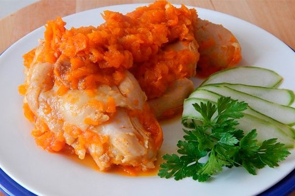 Курица тушёная с морковью. Курица тушёная с морковью.