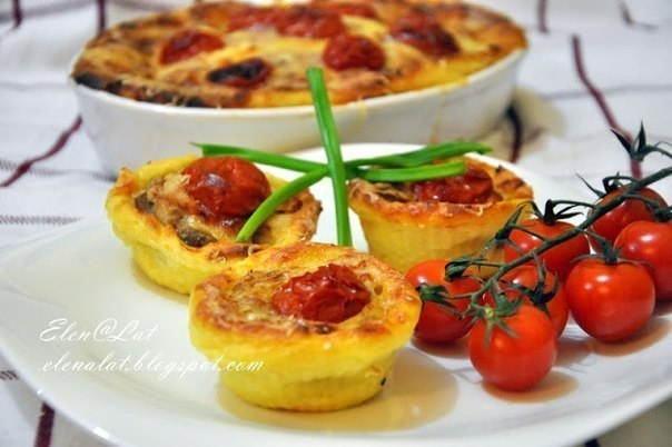 Картофельная запеканка с мясом, сыром и помидорами черри.