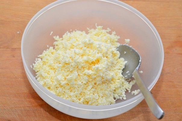 Творожные блинчики с изюмом.