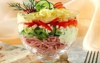 Салат-коктейль с ветчиной и сыром