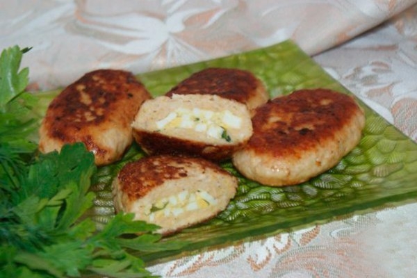 Зразы из куриного филе с яйцом и луком. Зразы из куриного филе с яйцом и луком.