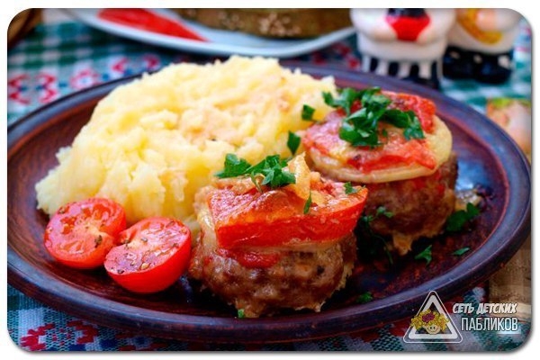 Мясные котлеты запечённые с овощами в духовке. Мясные котлеты запечённые с овощами в духовке.